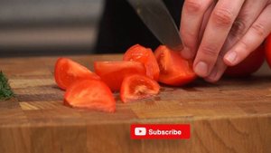 Оригинальный тёплый салат из консервированной горбуши с жареным луком и томатами