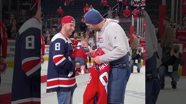 Овечкин подарил свой свитер маленькому хоккейному болельщику