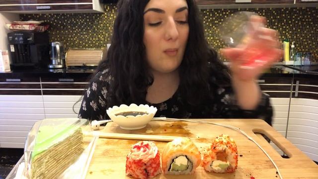 МУКБАНГ РОЛЛЫ ? И БЛИННЫЙ ТОРТ/ СУШИ РОЛЛЫ ИТИНГ НЕ ASMR/MUKBANG SUSHI ROLLS EATING