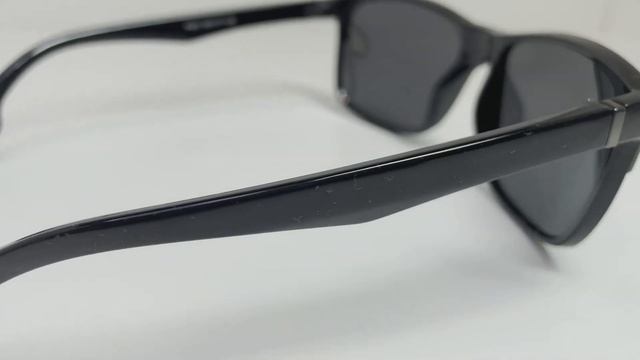 Видео-обзор на мужские черные очки Вайфареры/Клабмастер, проверка на polarized смотреть онлайн