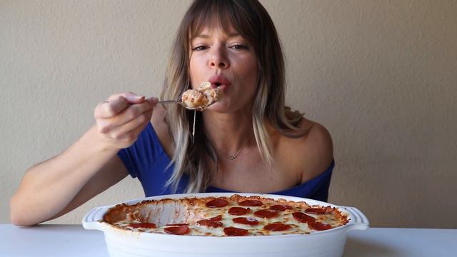 Pepperoni Pizza Mac and Cheese MUKBANG + Recipe + Pasta Hack! смотреть онлайн