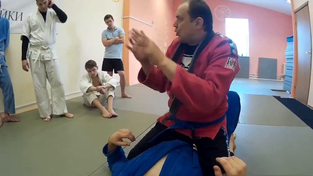 Cross Choke frome Mount (Helio Gracie Choke) смотреть онлайн