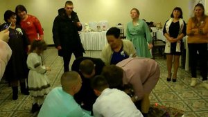 Весільні приколи Зять взуває тещу в чоботи