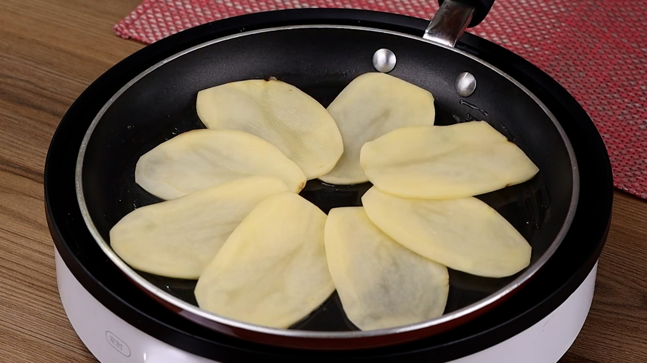 Завтрак из картофеля с яйцом. Блюдо из трех ингредиентов