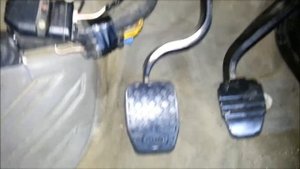 Установка накладок на педали сцепления и тормоза автомашины AUDI 80 B3/B4