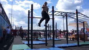 Street workout . Уличный воркаут в Казани на Кремлевской набережной .