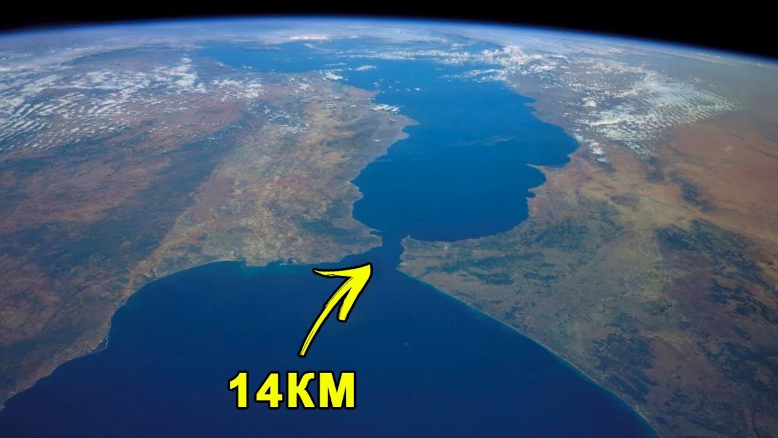 Водоем расположен на стыке европы и африки. Гибралтарский пролив из космоса. Гибралтарский пролив и Средиземное море. Африка Гибралтарский пролив. Гибралтарский пролив мост.