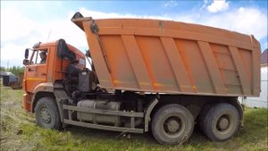 30 тонный самосвал пытается залезть в узкие ворота