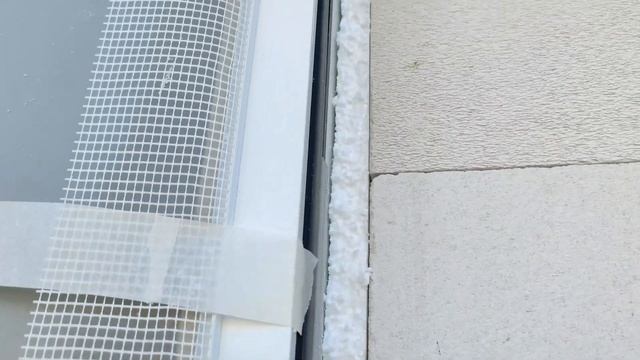 Выносной монтаж оконных блоков в плоскость утеплителя на маленьком доме из газобетонных блоков