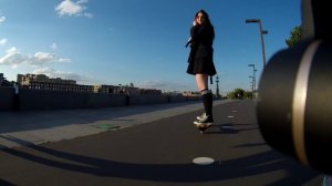 Девушка на роллерсерфе