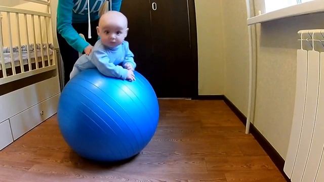 Упражнение на фитболе для грудничков от 1 месяца смотреть онлайн