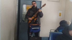 Сергей Полак поёт в электричке.