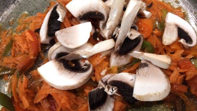 Подлива с ветчиной вареным окорочком шампиньонами и сыром