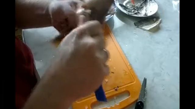 Чистим окуня. Снимаем кожу с замороженного полосатика