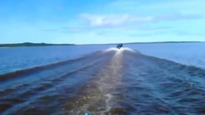 езда по воде на лодке