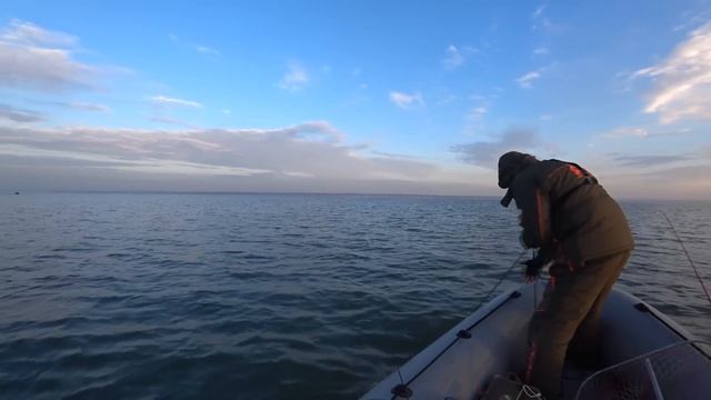 Даже не думал, что так порыбачу в ноябре. Первый лед отменяется ? смотреть онлайн