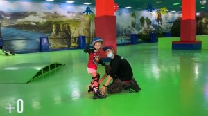 Учимся кататься на роликах в роллердром . Ролики покатушки, досуг для детей.