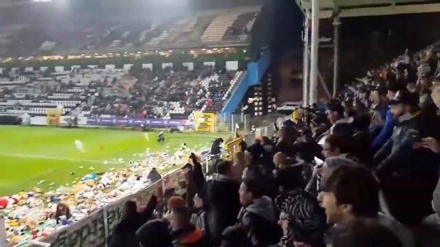 Фанаты забросали поле игрушками для того, чтобы их подарили детям-инвалидам на Рождество смотреть онлайн