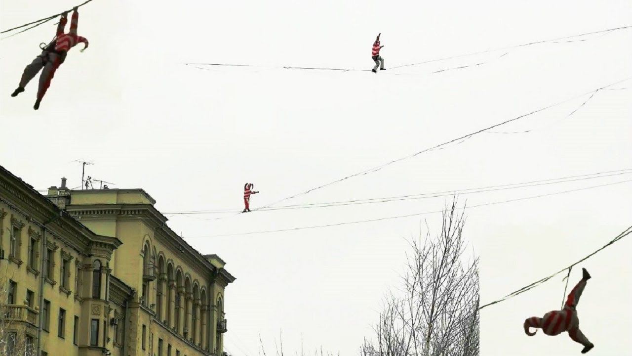 Клоуны-канатоходцы над Тверской в Москве