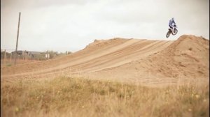 Мотокросс. Обучение езде на песке.  Повороты. Прыжки и старт.