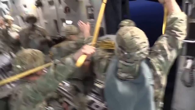 Jumping Out Of Planes: US Army Paratroopers Jump Exercise смотреть онлайн