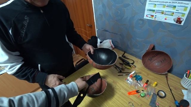 МАЛЕНЬКАЯ ХИТРОСТЬ ДЛЯ РЫБАЛКИ ИЗ БАСКЕТБОЛЬНОГО МЯЧА. ЗАЧЕМ РЕЗАТЬ МЯЧ ПОПОЛАМ??? смотреть онлайн