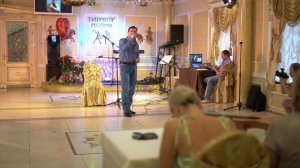 Сергей Корягин исполняет песню "Я московский озорной гуляка"