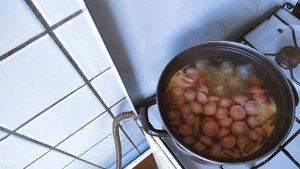 Любимый рецепт студентов и холостяков - сырный суп с сосисками (Субтитры)