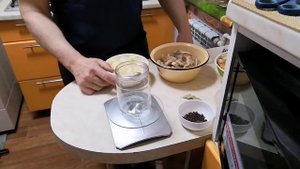 Тушёнка куриная на кости в автоклаве.