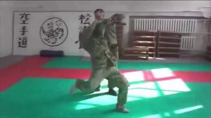 Защита от захватов за одежду с последующей атакой с помощью трости