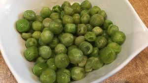 Салат с картофелем, корейской морковью и зеленым горошком
