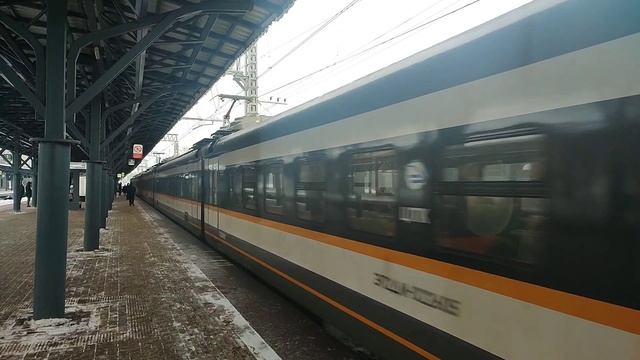 Электропоезда ЭП2ДМ-0226 и ЭС1П-041 "Ласточка" на станции МЦД Новогиреево смотреть онлайн