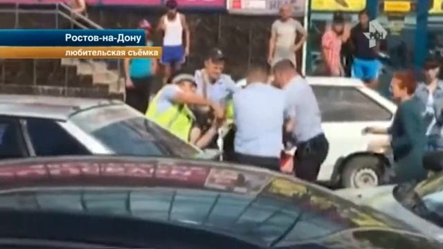 В Ростове на Дону четыре патрульных экипажа с трудом скрутили неадекватного дебошира смотреть онлайн