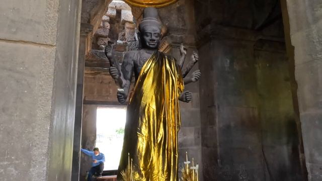 Ангкор Ват самый большой храмовый комплекс в мире Angkor Wat is the largest temple complex смотреть онлайн