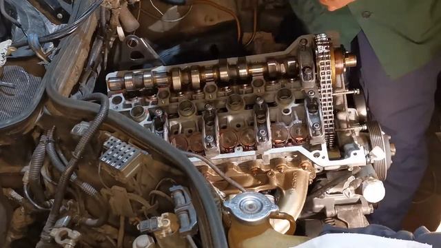 13) Установка распредвалов м111 мотора, Mercedes-Benz W124. смотреть онлайн