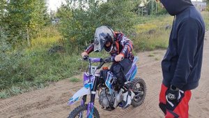 Сын учится кататься на питбайке. Батя страхует