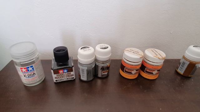 Модельная химия для нанесения эффектов на сборную модель.