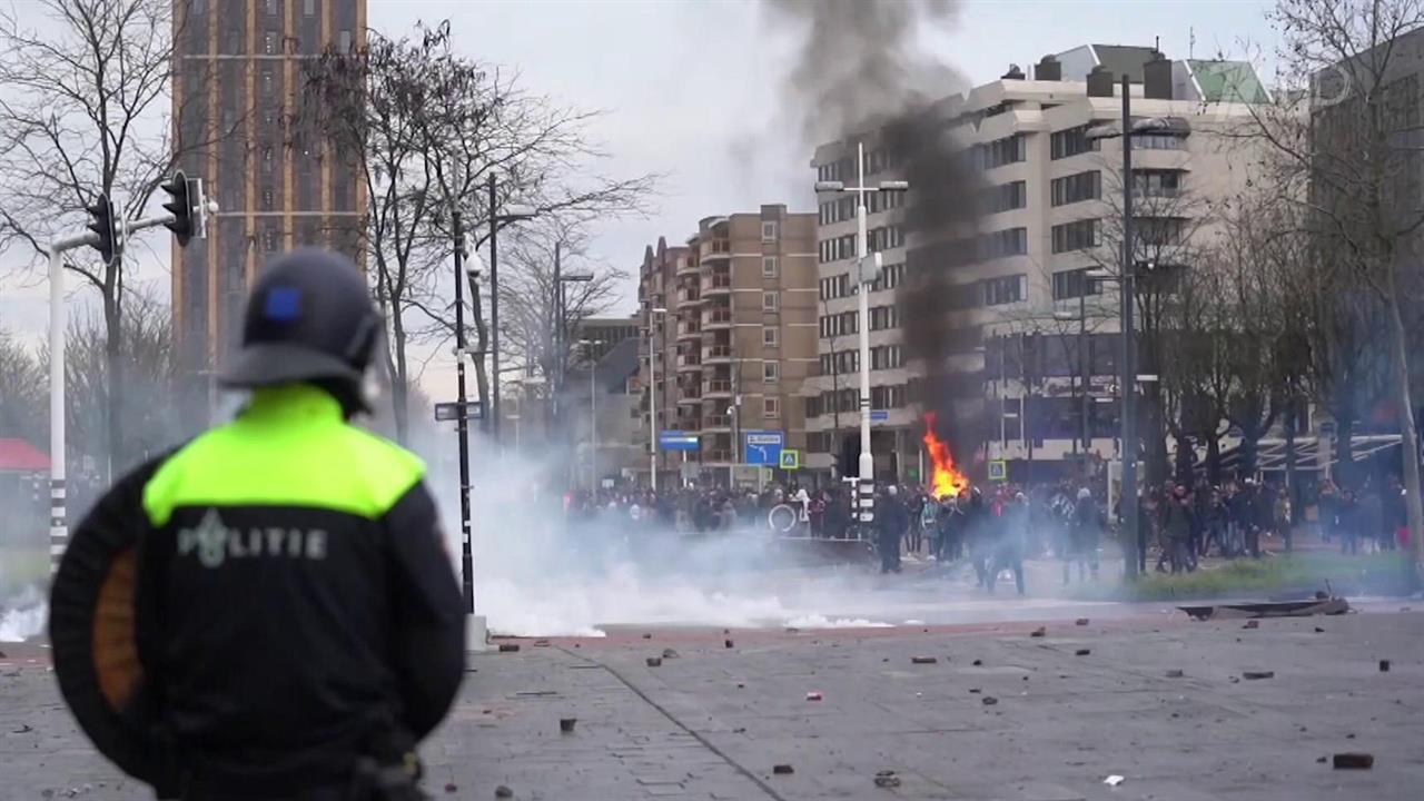 Европу захлестнули протесты против карантинных мер