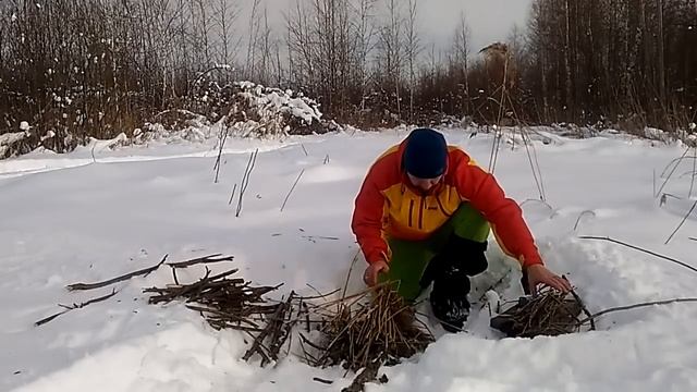Костер на снегу с помощью огнива смотреть онлайн