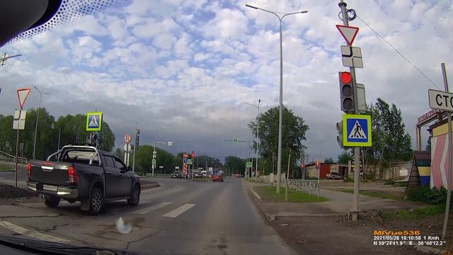 EMER210528 191007 Toyota Hilux на красный смотреть онлайн