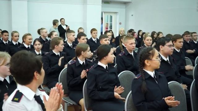 Министр внутренних дел по Республике Хакасия Владислав Мингела вручил удостоверения учащимся полицей