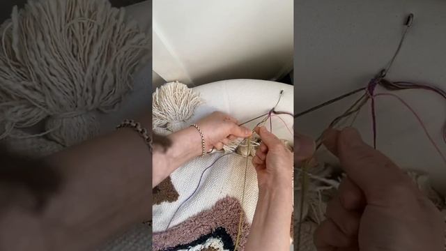 Как сплести фенечку из ниток