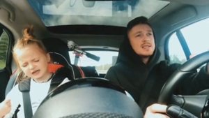 Поют в машине. Только О Серёжке Позабыла Ты.