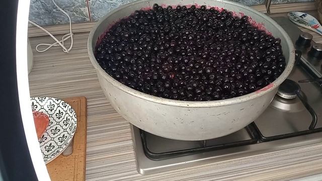 Изюм и сироп из черноплодной рябины.
