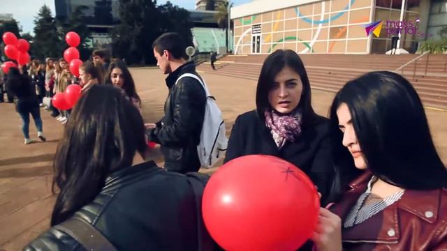 Волонтеры Сочи провели флешмоб в поддержку онкобольных детей смотреть онлайн