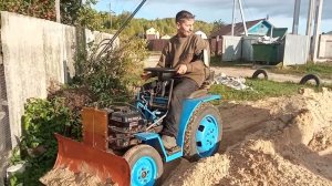 Минитрактор с центробежным сцеплением. ( работа с отвалом ).
