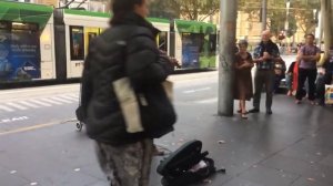 СКРИПАЧ ОТ БОГА ► Уличный Музыкант Заставил Всю Улицу Остановиться