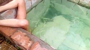 Настя купаться в холодном бассейне