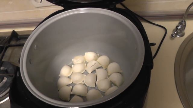 Жареные пельмени в мультиварке Polaris 0517. Fried dumplings in Multicookings