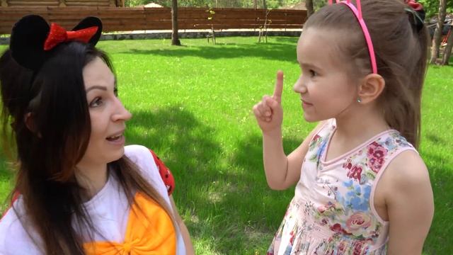 Дети покупают надувные игрушки и собираются купаться в бассейне. смотреть онлайн